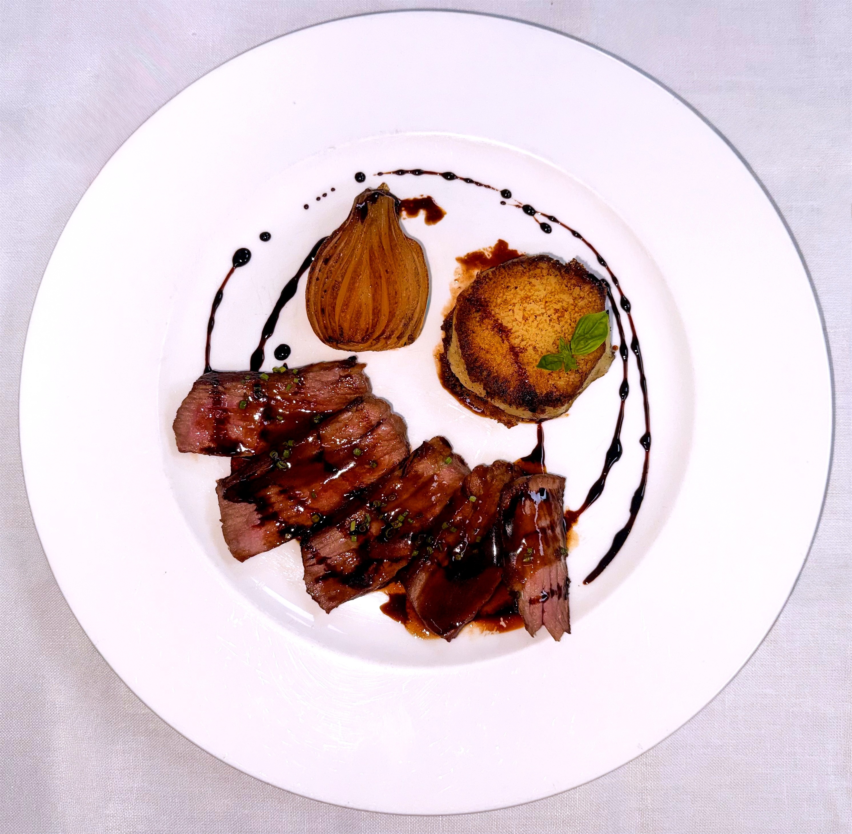Presa Ibérica con cebolleta tierna y asada un placer en el hotel AR: Parquesur.