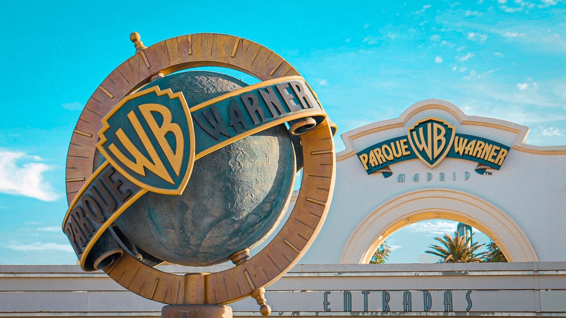 Parque Warner Madrid: entrada emblemática, ideal si te alojas en AR: Parquesur.