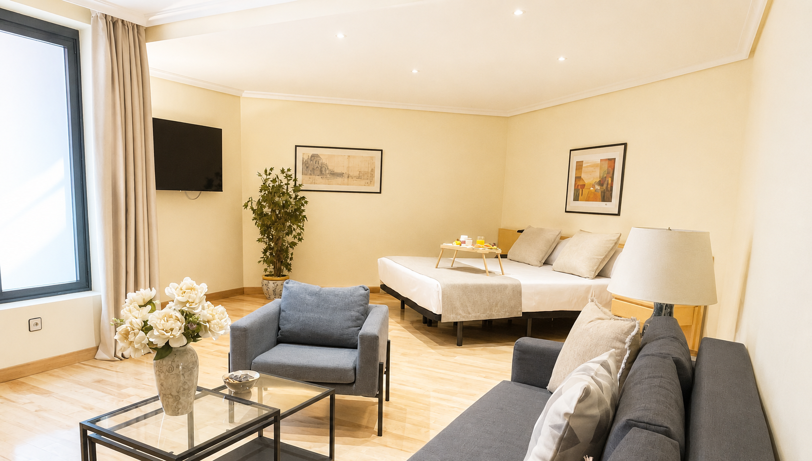 Cómodo estudio de hotel AR: Parquesur con cama, sofá, TV y desayuno.