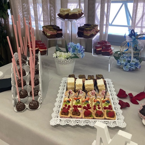 una mesa llena de diferentes tipos de pasteles y cupcakes