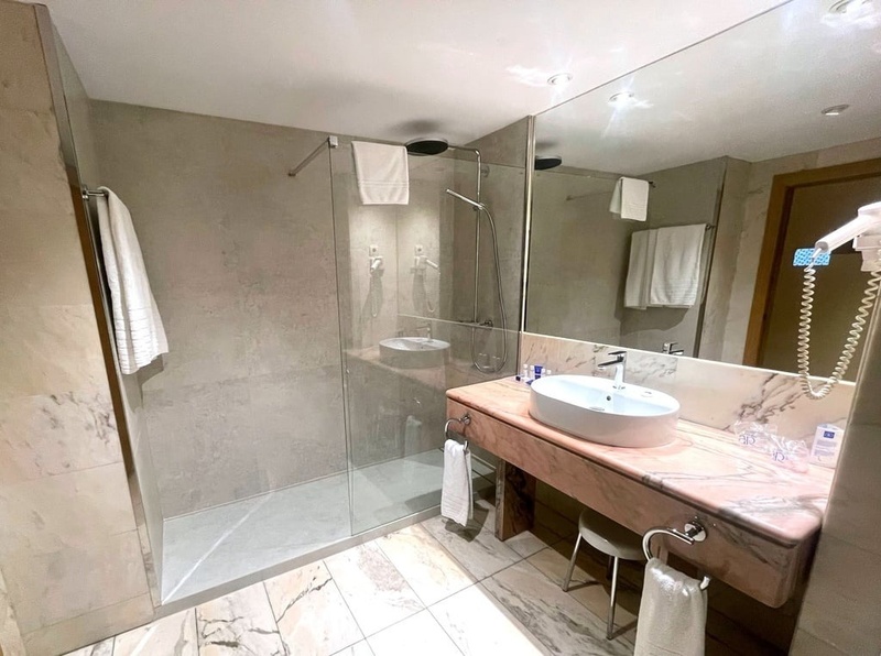 Modern hotel room at AR: Parquesur featuring two twin beds and a workspace.