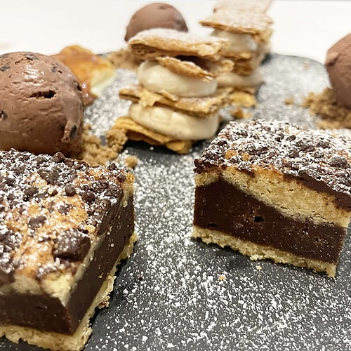 Gourmet chocolate dessert AR: Parquesur with ice cream and mille-feuille.