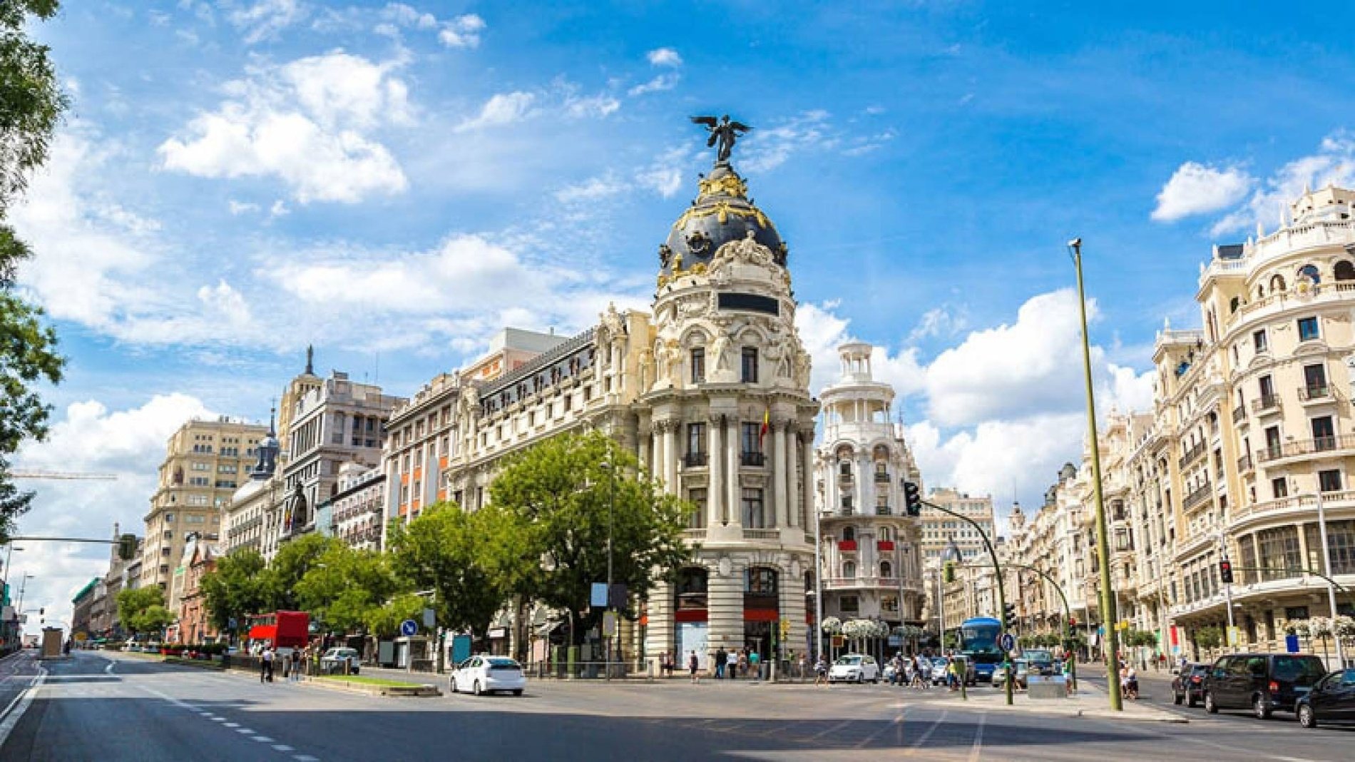 una vista aérea de una ciudad por la noche con un gran edificio al fondo .