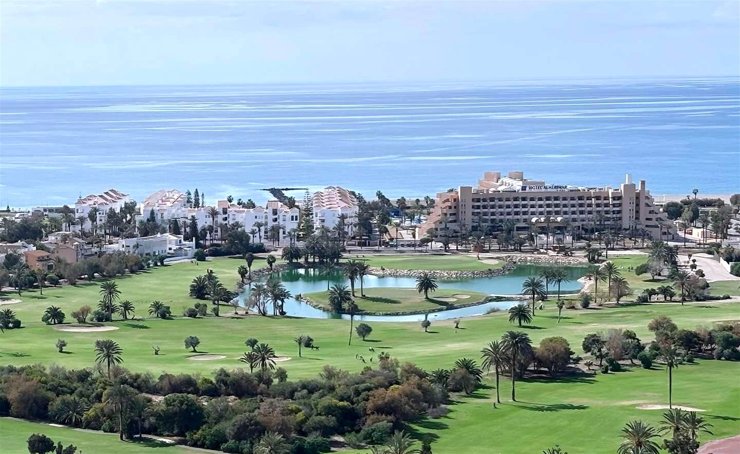 una vista aérea de un campo de golf junto al océano