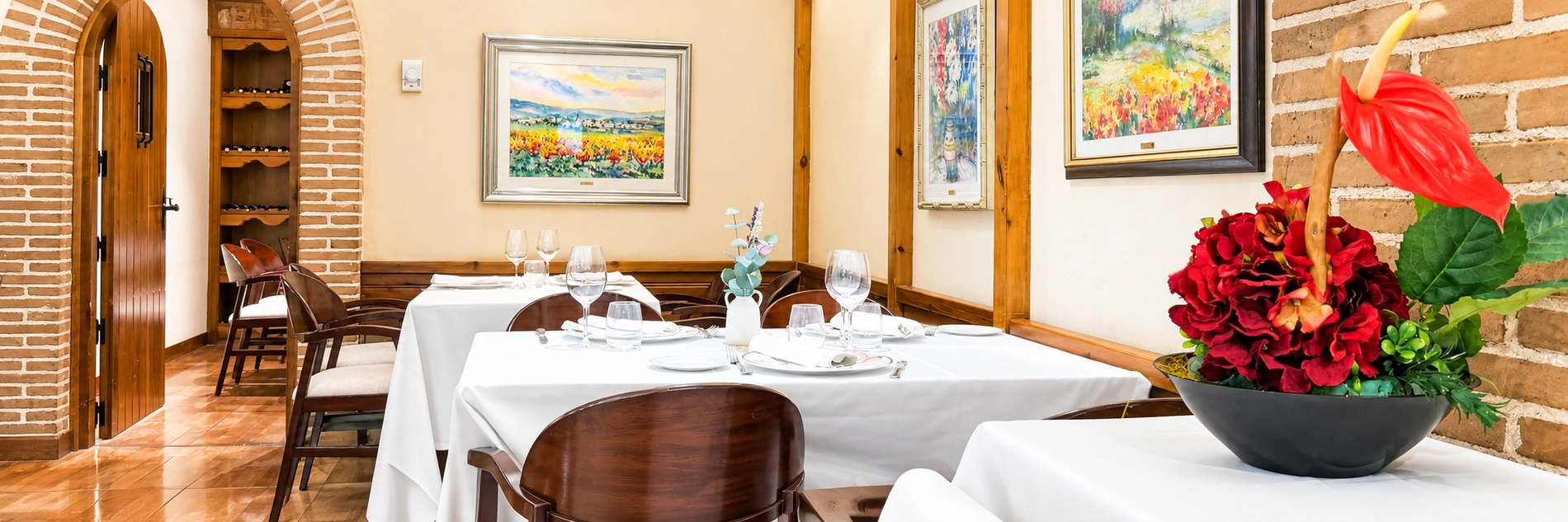 Acogedor comedor de Restauración en Hotel AR Parquesur 4* Leganés. Mesas elegantes y ambiente cálido.