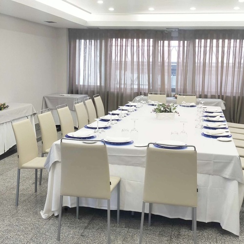 Salón de eventos privado de hotel con mesa larga y decoración floral, ideal para celebraciones en AR: Parquesur.