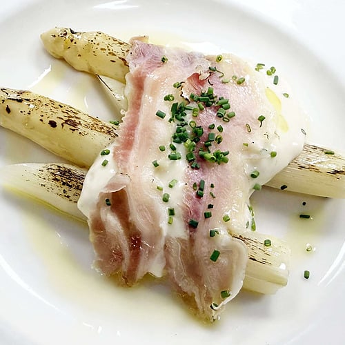 Gourmet white asparagus dish with bacon, sauce, and chives. Perfect for a romantic AR: Parquesur.