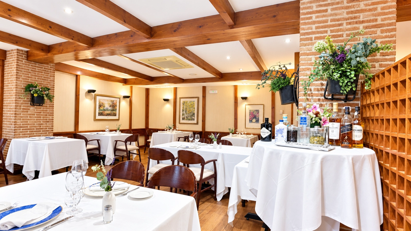 Elegante restaurante de hotel, AR: Parquesur, con mesas puestas y decoración acogedora.