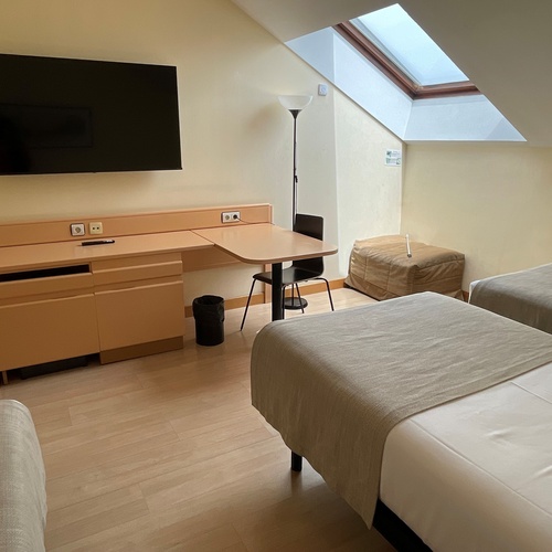 Cómoda habitación AR: Parquesur con camas, escritorio, TV y tragaluz.