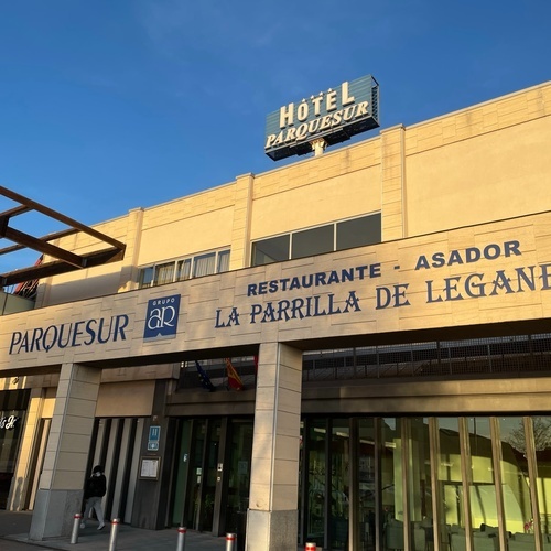 a hotel with a sign that says hotel parquesur