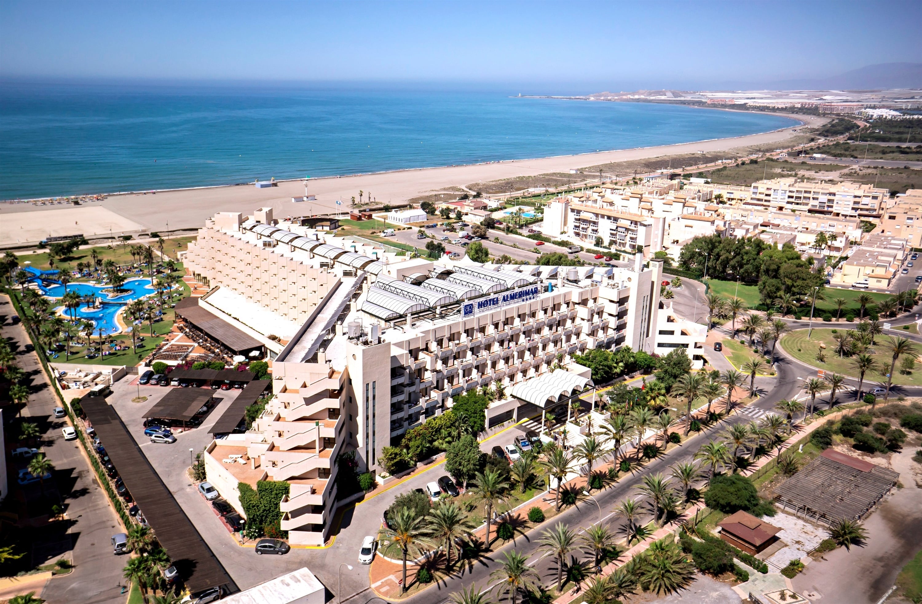 una vista aérea de un campo de golf junto al océano