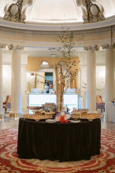 una mesa con comida y un árbol en el medio