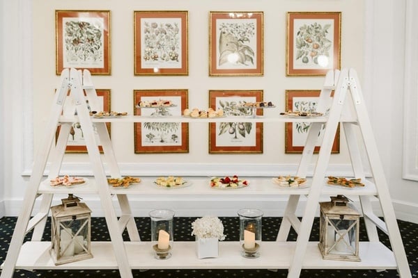 una escalera blanca con platos de comida y velas sobre ella