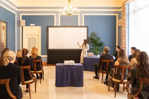 una mujer da una presentación frente a un grupo de personas