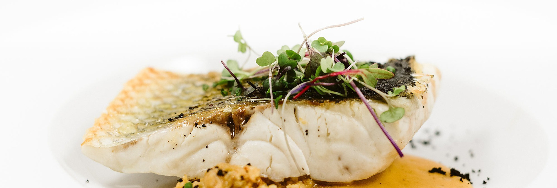 Pescado a la parrilla con microgreens y salsa, plato estrella de nuestro Aranzazu: Hotel Carlton.