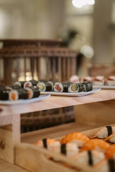 varios platos de sushi están sobre una mesa de madera