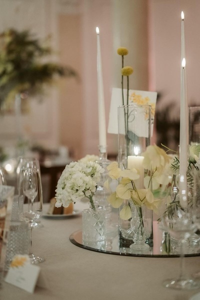 una mesa está decorada con flores y velas