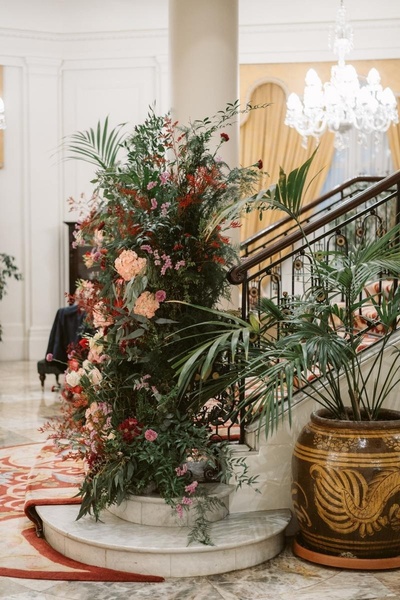 las escaleras están decoradas con flores y plantas