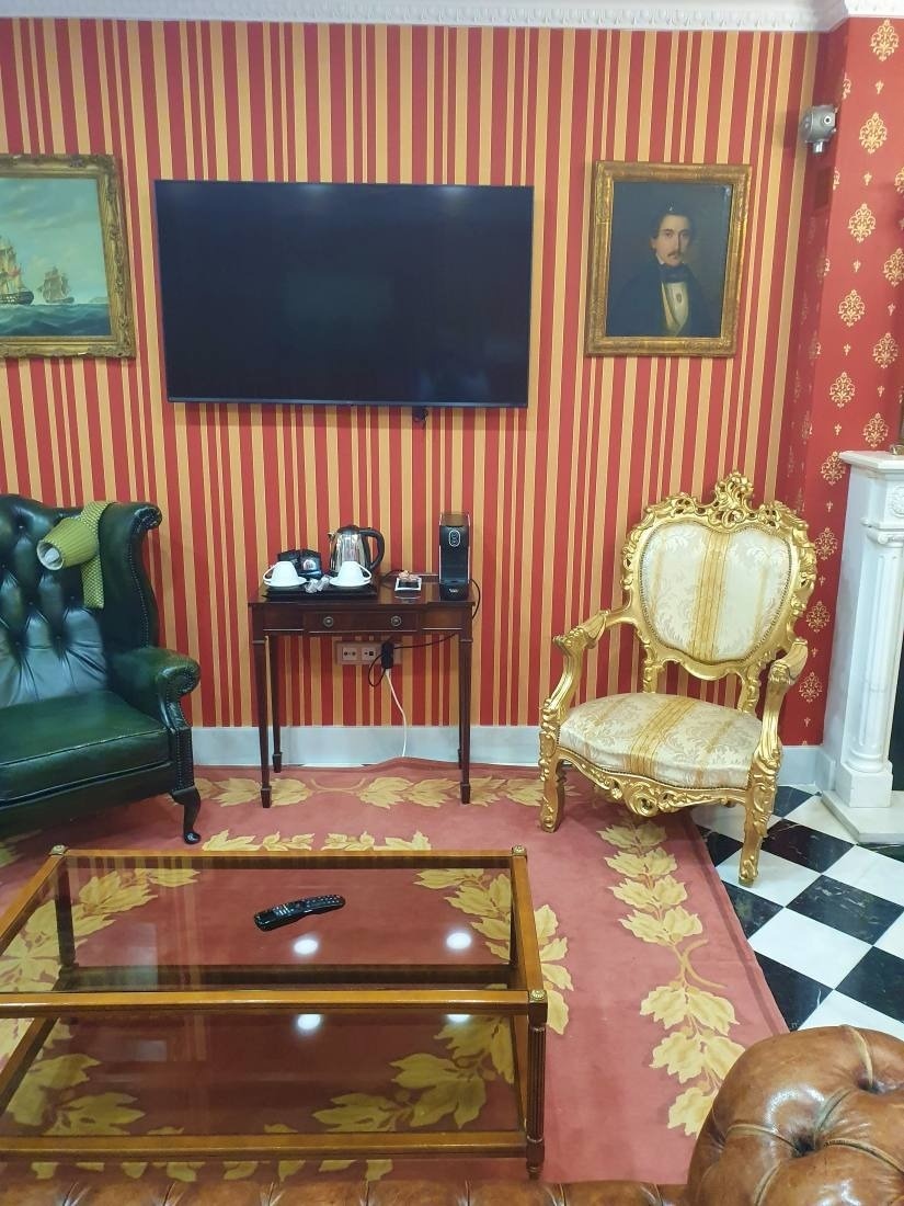 una sala de estar con un sofá y una silla y una televisión