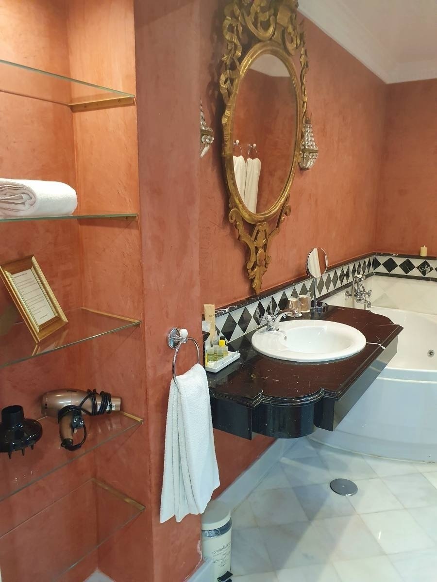 un cuarto de baño con un lavabo y un espejo