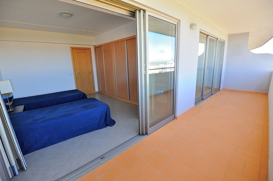 una habitación con dos camas y una gran ventana