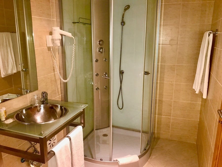 un cuarto de baño con una ducha y un lavabo