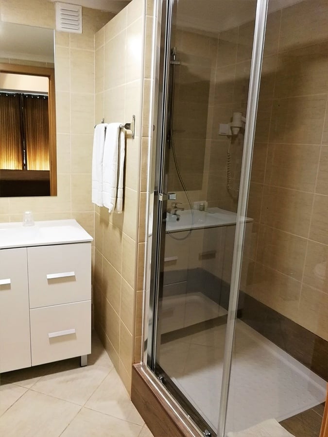 un cuarto de baño con una ducha y un lavabo
