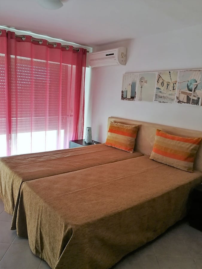 una habitación con dos camas y un cartel en la pared que dice love