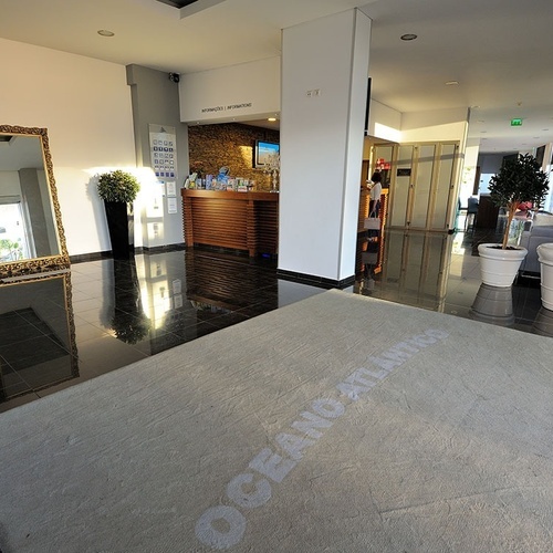 o lobby de um hotel com um tapete que diz oceano atlântico