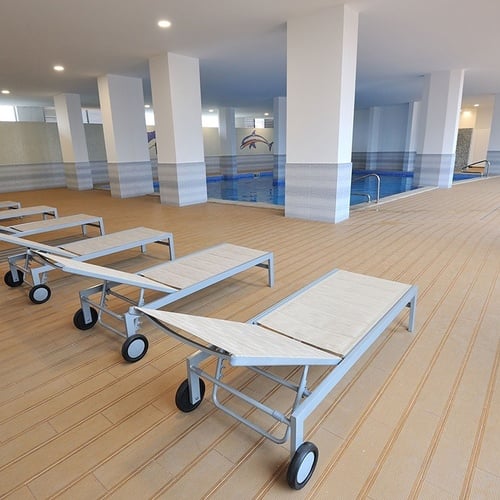 uma fila de espreguiçadeiras ao lado de uma piscina