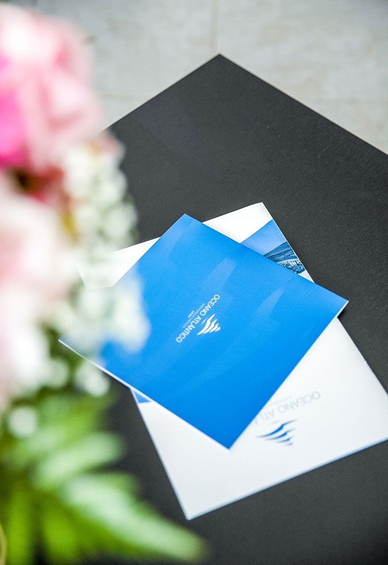 dos tarjetas azules con el logotipo de oceano atlantico sobre una mesa