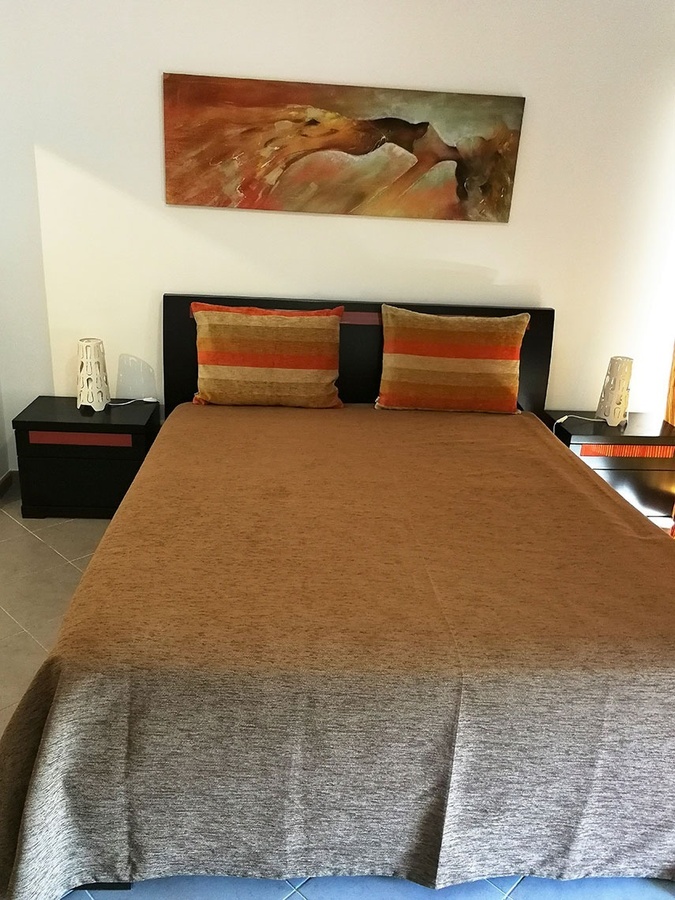 un dormitorio con una cama y un cuadro en la pared