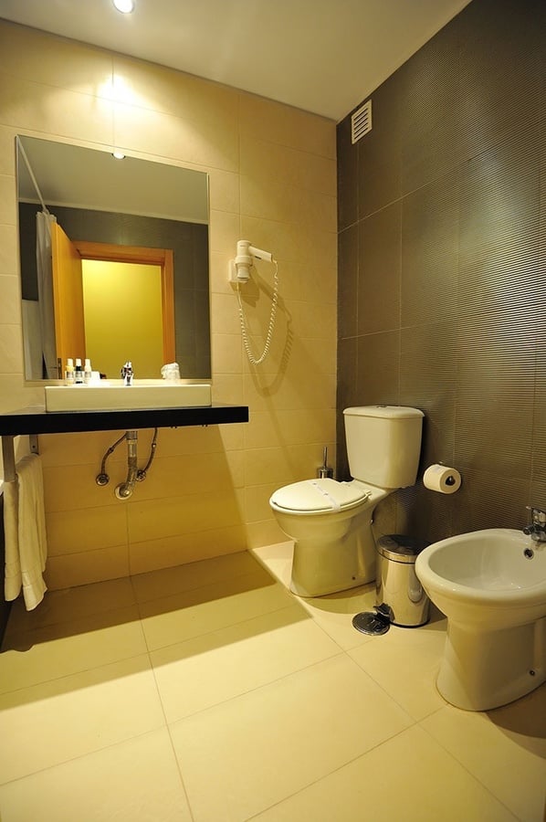 un baño con inodoro , lavabo y bidet