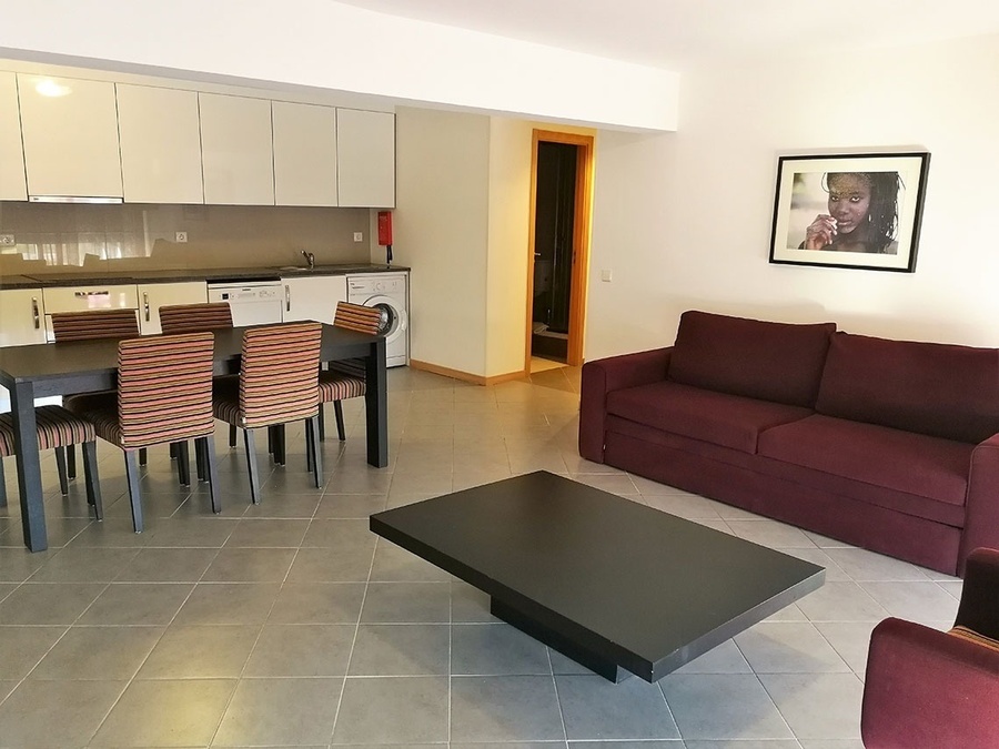 una sala de estar con un sofá y una mesa de comedor