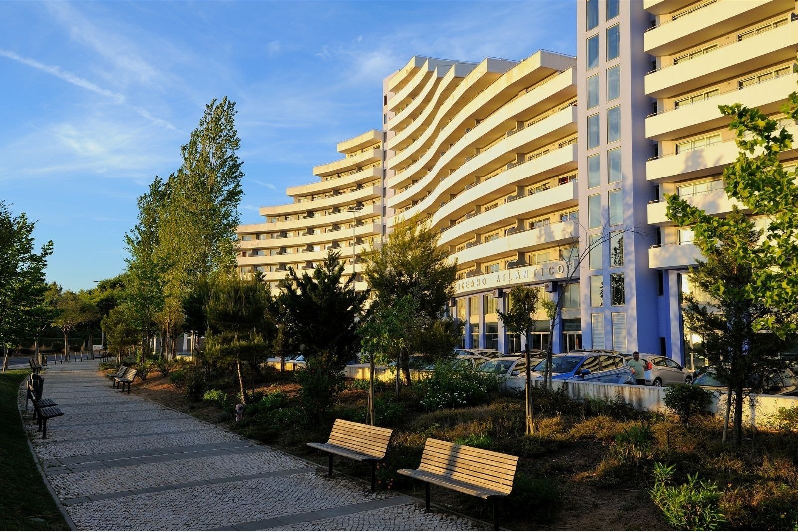 um grande prédio branco com a palavra hotel ao fundo