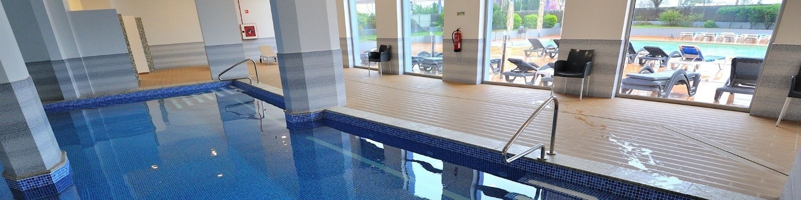 una piscina dentro de un edificio con escaleras que conducen a ella