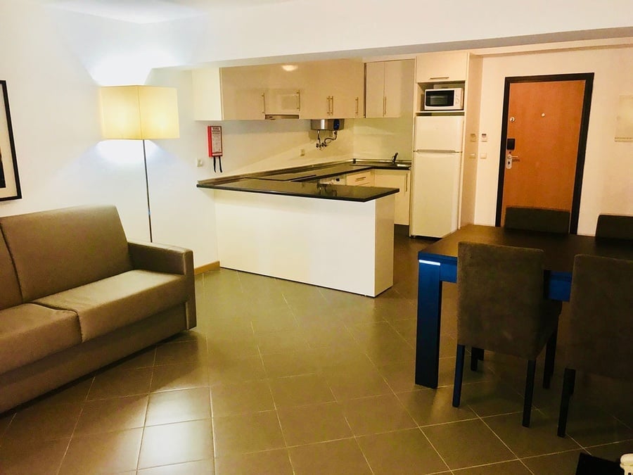 una sala de estar con un sofá y una mesa de comedor