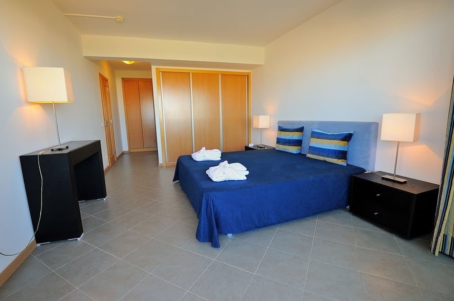 un dormitorio con una cama y dos mesitas de noche