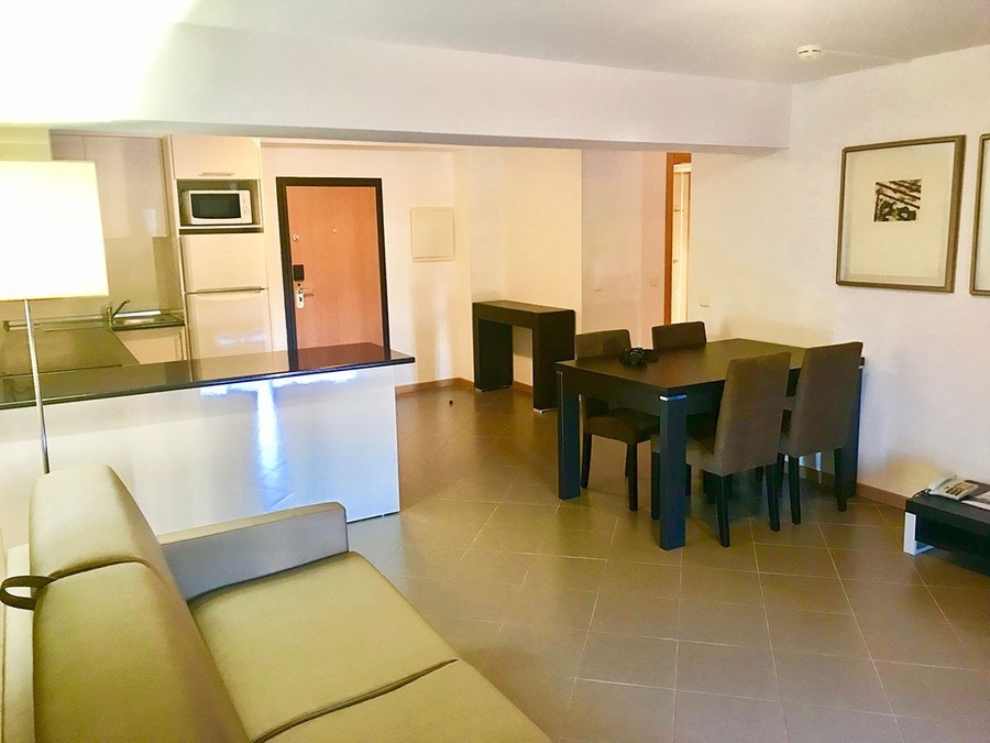 una sala de estar con una mesa y sillas y un sofá