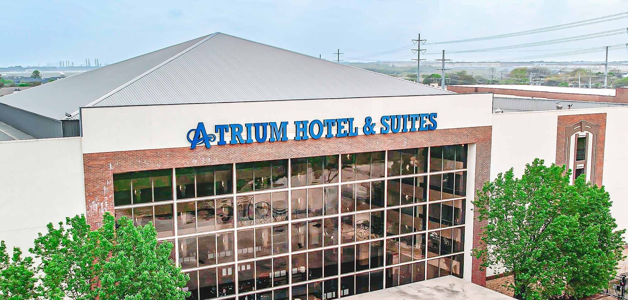 una gran piscina dentro de un gran edificio con muchas ventanas