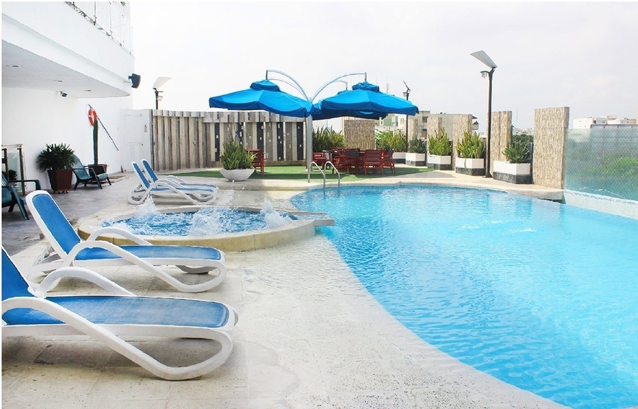 una sala de conferencias con mesas azules y sillas rojas