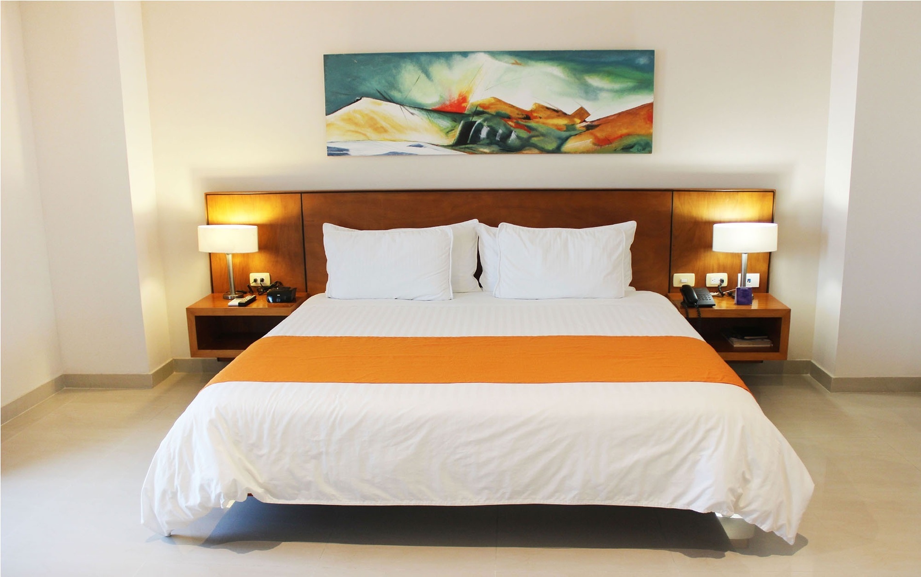 una habitación con una cama y una pintura en la pared=s1900