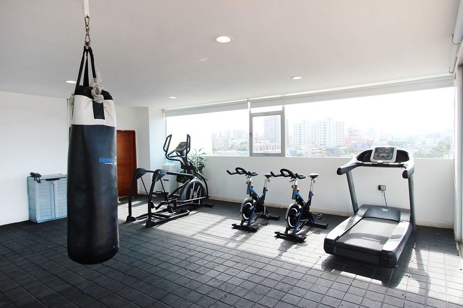 un plato de comida y un cóctel junto a una piscina