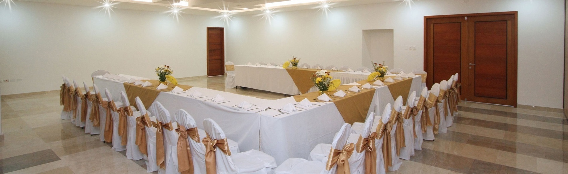 una habitación de hotel con dos camas y una pintura en la pared