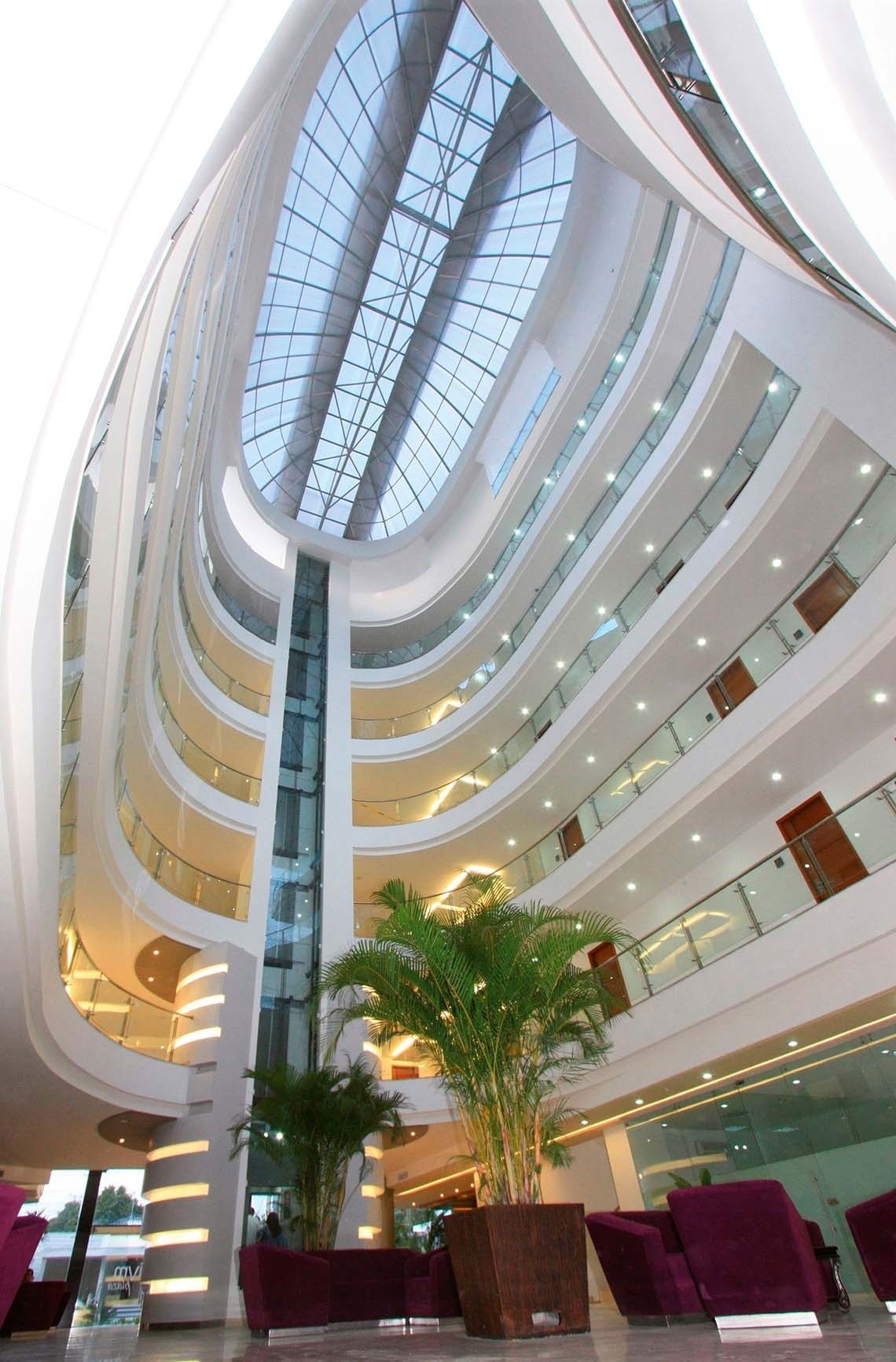 un gran edificio blanco con un techo de cristal