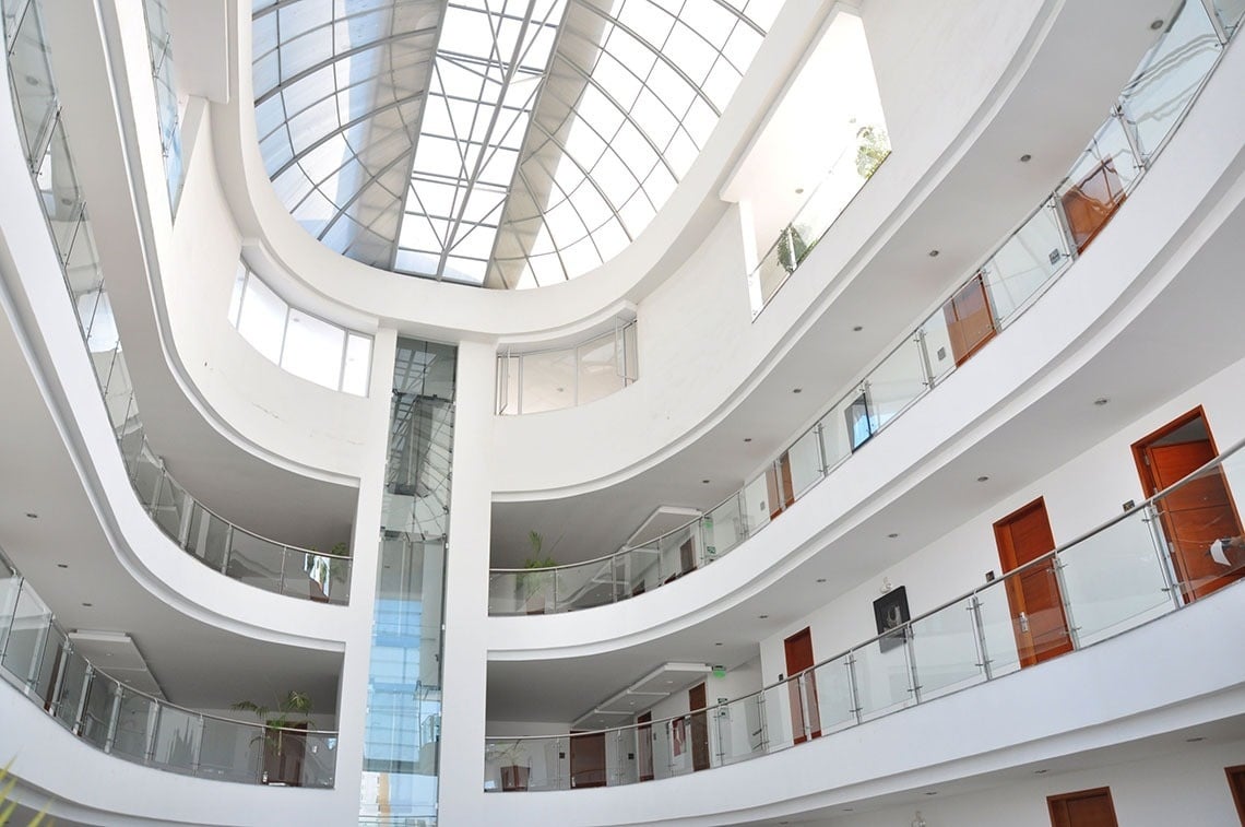el interior de un edificio de apartamentos con muebles y plantas