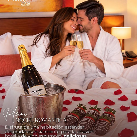 Plan Noche Romántica Atrium: pareja brindando con champagne, fresas y desayuno.