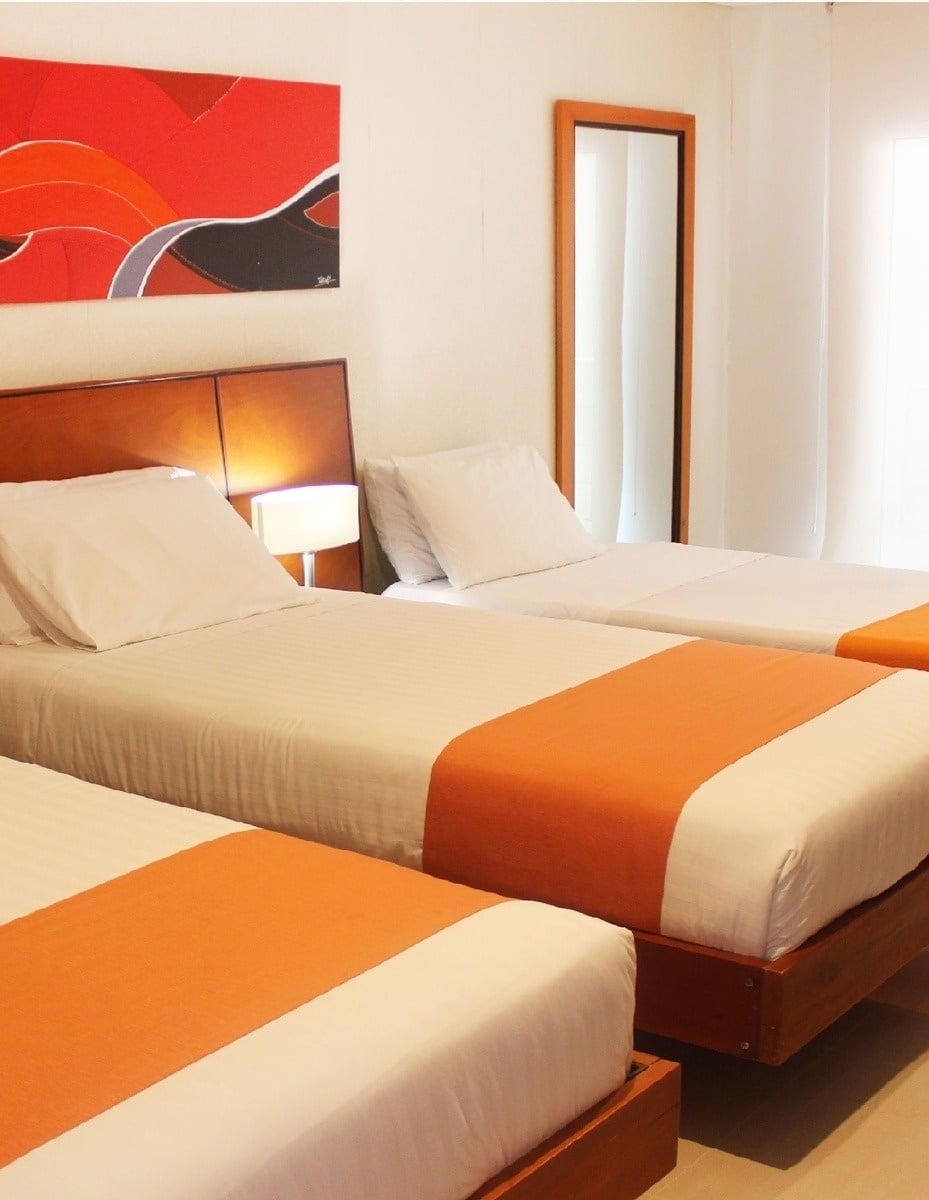 una habitación con dos camas y un cuadro en la pared