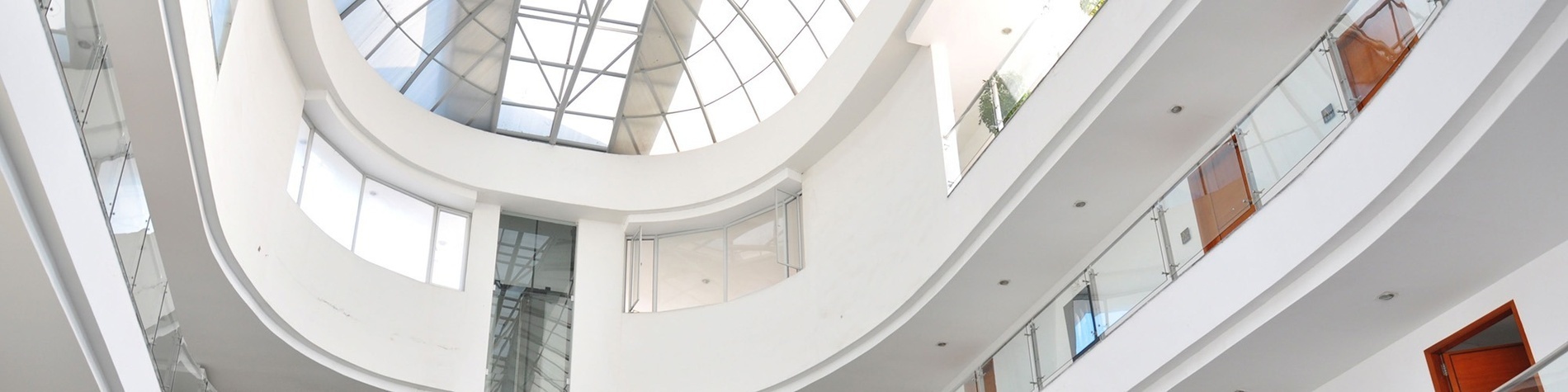 una habitación de hotel con dos camas y una pintura en la pared