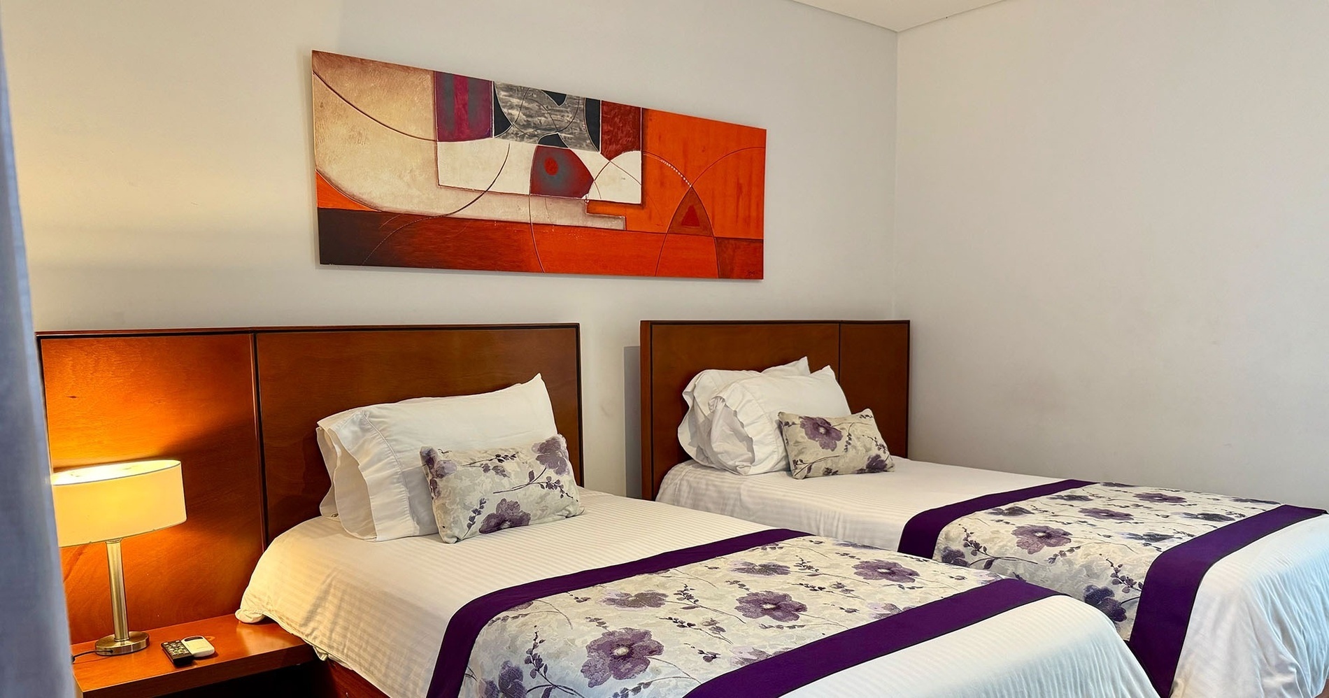 dos personas sostienen dos copas de champán con limones y cubitos de hielo